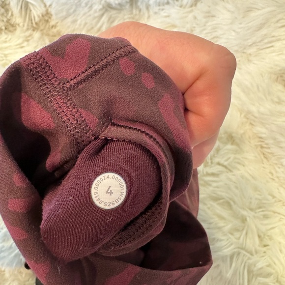 Lululemon women's leggings burgundy, cheetah size 4 high-rise - Picture 3 of 3